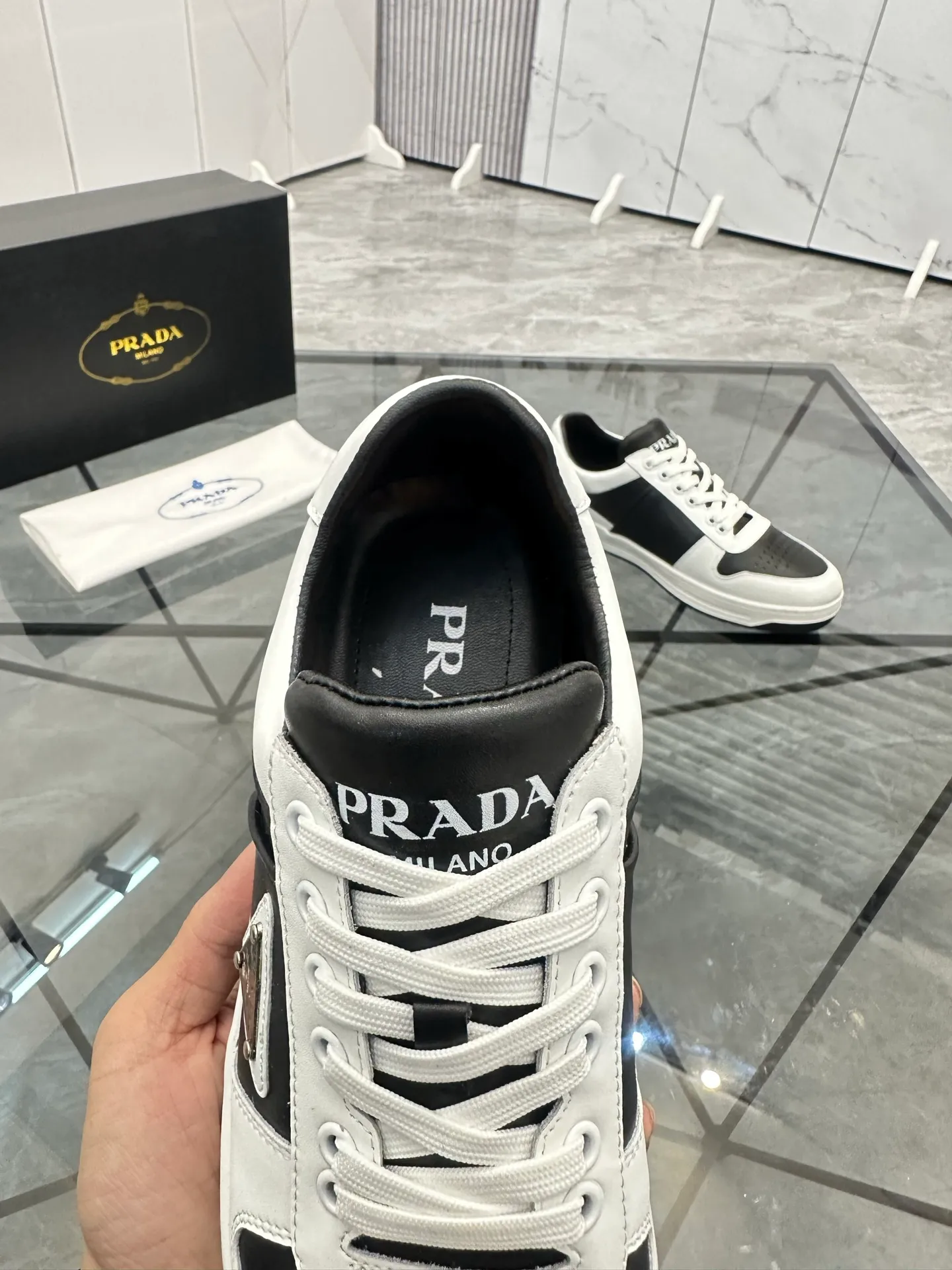 Men's shoes: 💰P400¥ Product trademark: Prada *"Prada*" low-top casual shoes Regular size: 38-44 (can be customized to 45) Product materials: imported cowhide upper, sheepskin lining, original outsole. Number: 020
